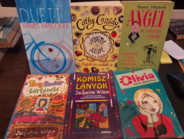 6 db-os ifjúsági KÖNYVMENTŐ AJÁNLAT: Duett hamis hangokra+Csajok és Csokik 3.+Tracy Beaker története+Komisz lányok+Olivia+Angel és bohókás családja Bestseller